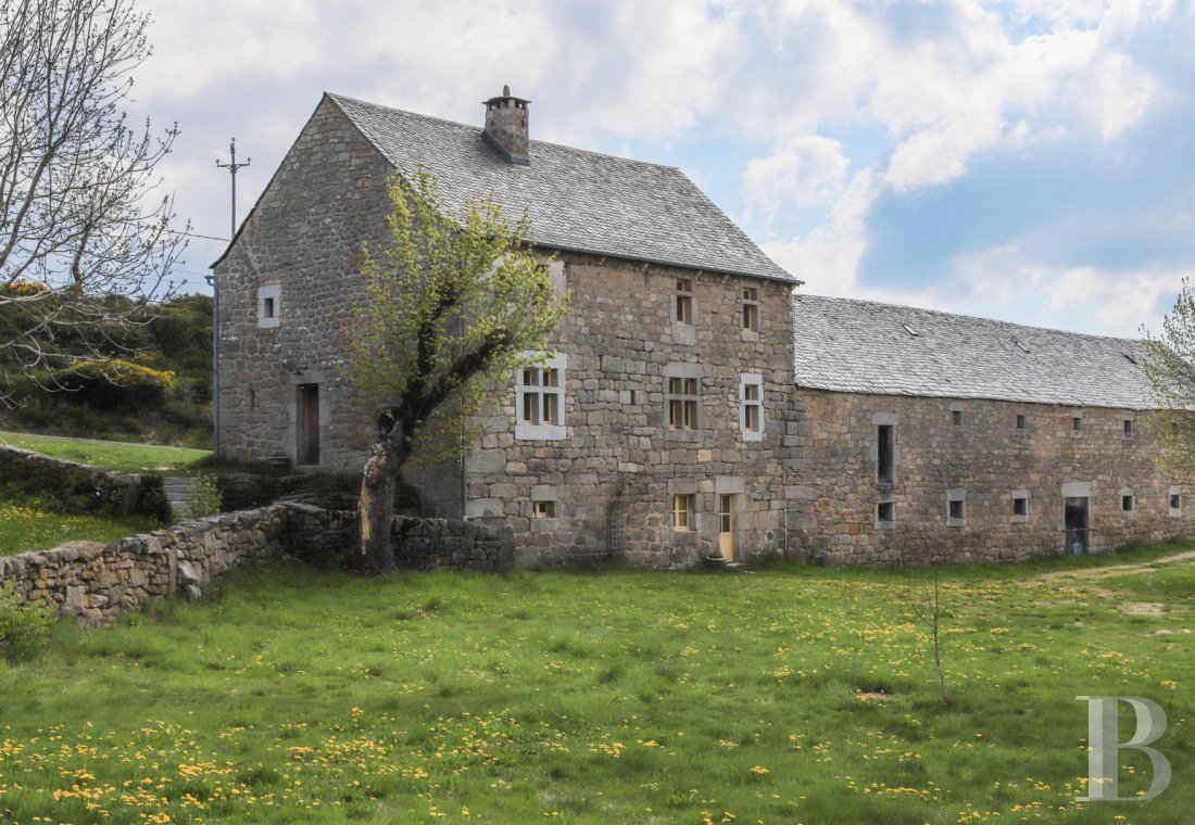 An old farm and dovecote in Lozère, at the entrance to the Aubrac plateau - photo  n°29